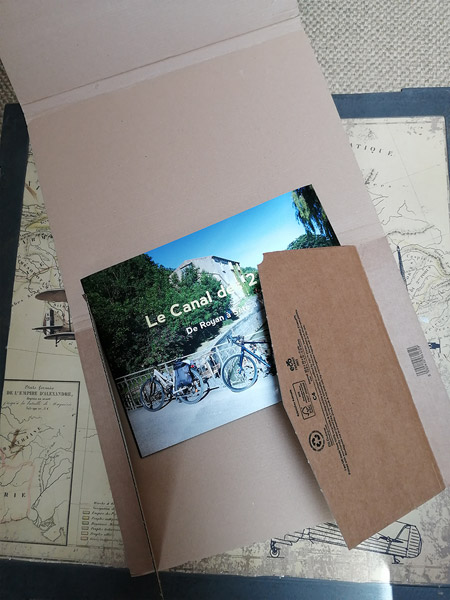 Le livre-photo est parfaitement protg dans un solide carton