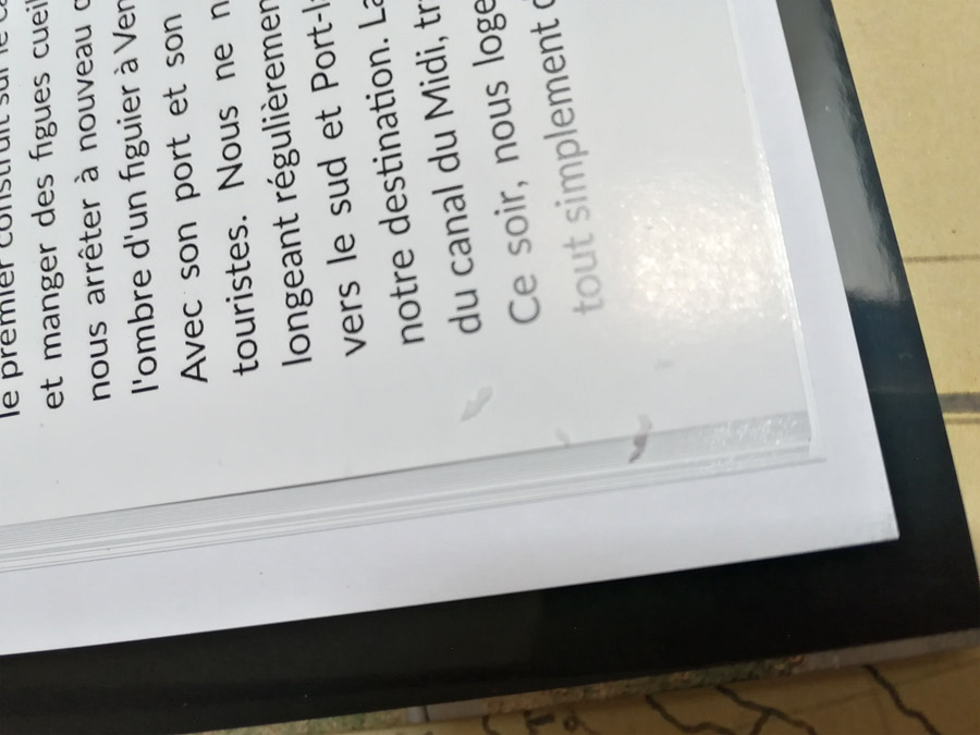 Les textes sont parfaitement imprims mais il y a des traces de colle sur une page