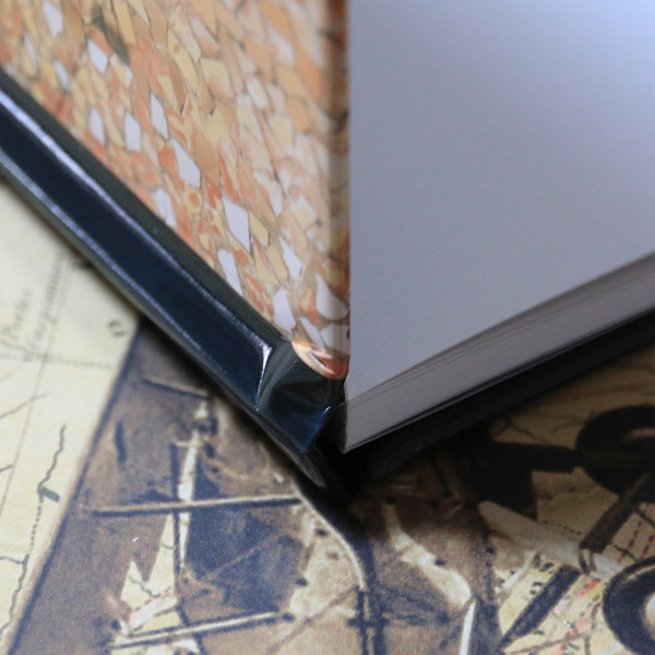 En ouvrant le livre, un dfaut  la pliure laisse apparatre un bourrelet disgracieux