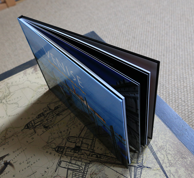 La reliure est bien finie et parait solide