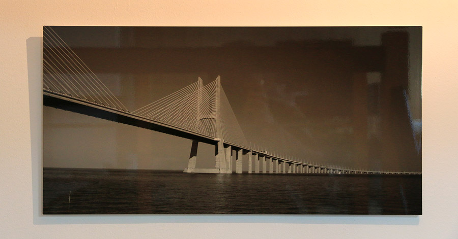 Le tableau alu MonOeuvre et sa surface accrochant les reflets