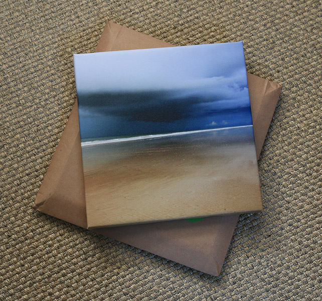 La toile-photo et son enveloppe cartonne