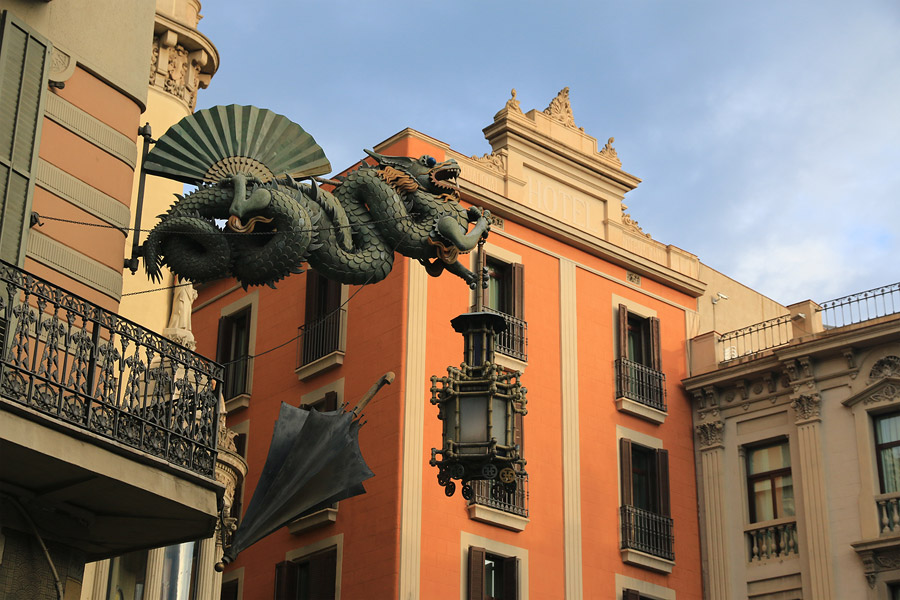 Enseigne au dragon sur les Ramblas