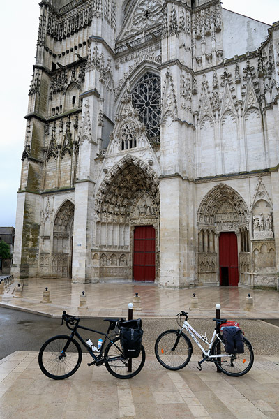 Devant la cathdrale Saint-tienne  Auxerre
