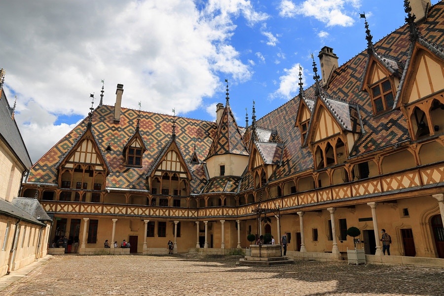 Dans la cour des Hospices de Beaune