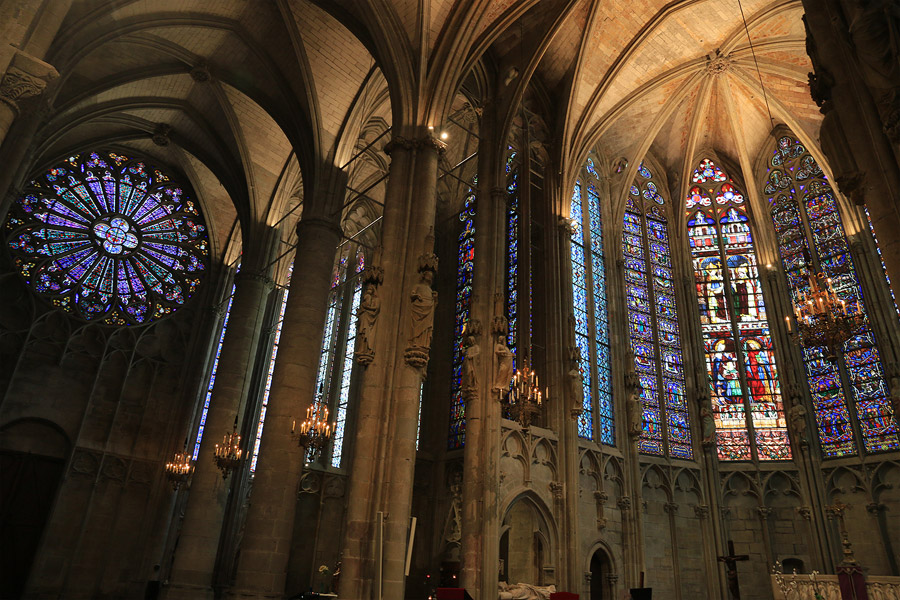 Les vitraux de la basilique Saint-Nazaire et Saint-Celse