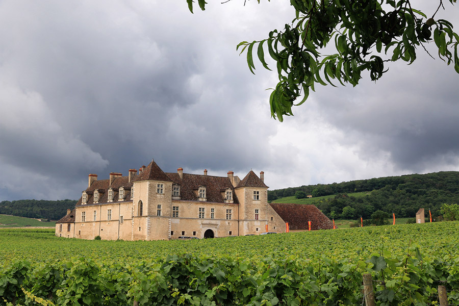 Ciel menaant sur le chteau du Clos de Vougeot