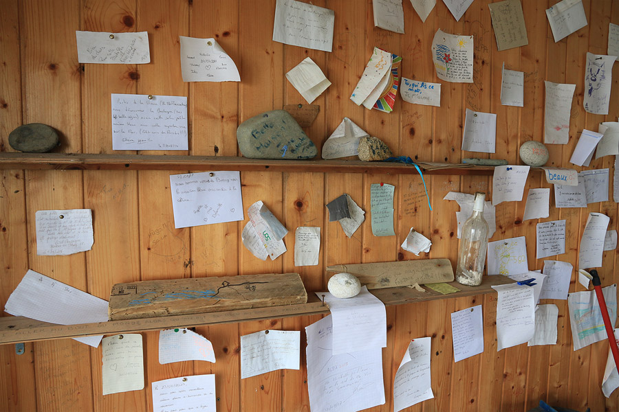 Les petits mots accrochs dans la cabane de la Pointe du Mouton