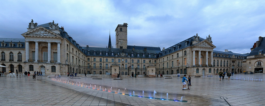 Le palais des Ducs de Bourgogne au crpuscule