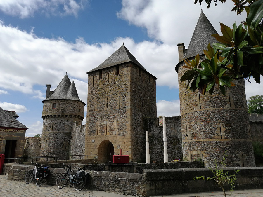 Pause devant le chteau de Fougres