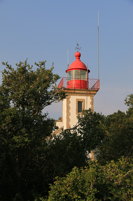 Le phare de Kador merge au milieu des arbres