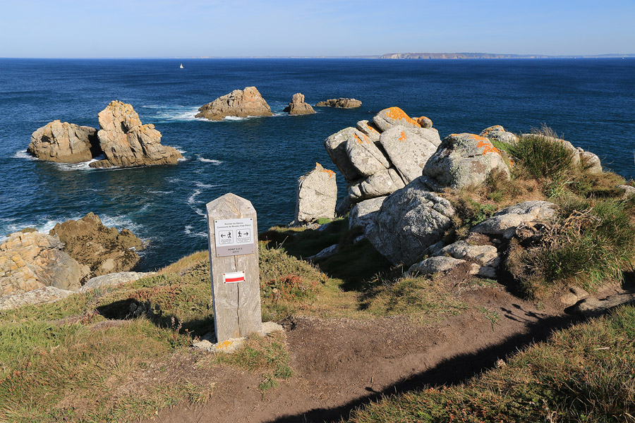 Rocher du Danou et balise du GR34