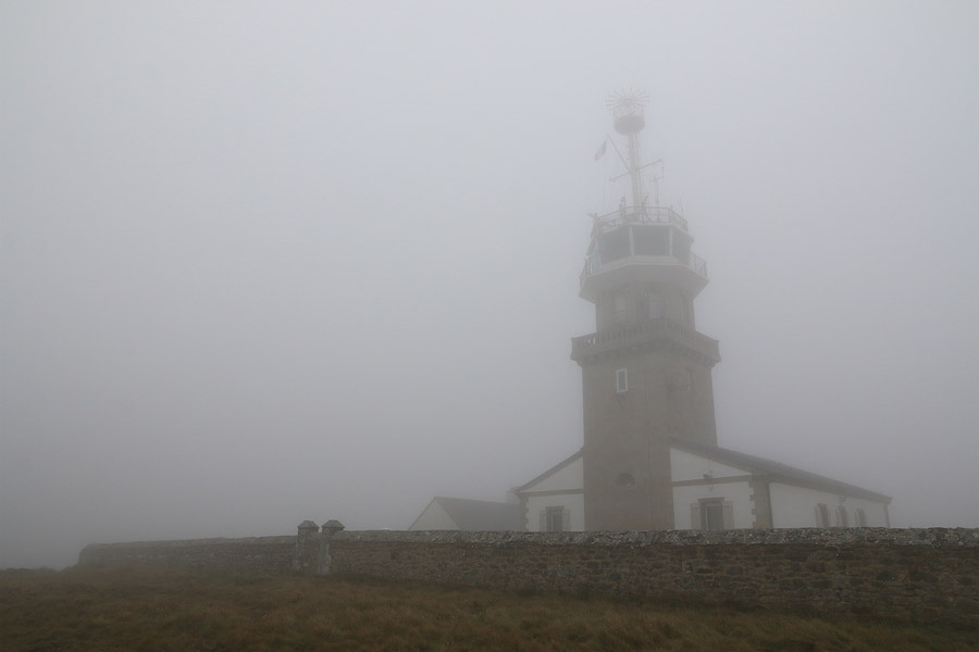 Le smaphore de la Pointe du Raz dans la brume