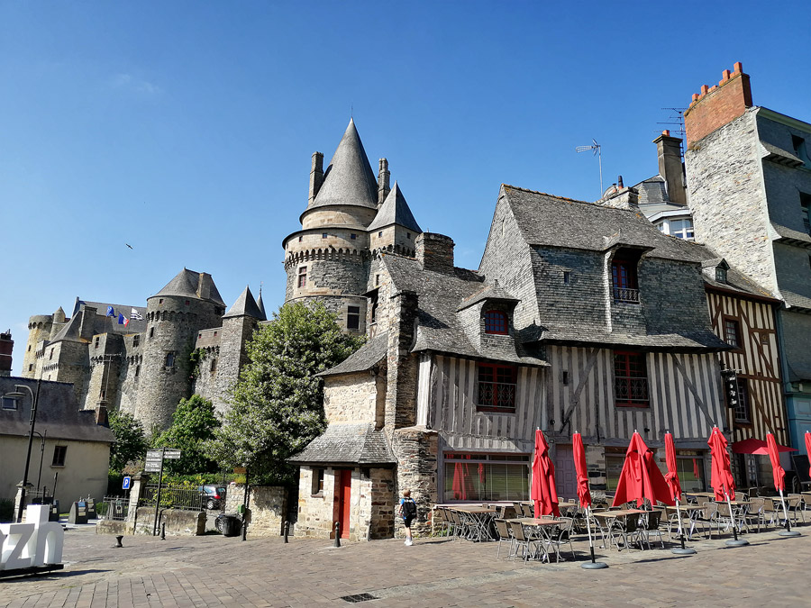 Vitr domin par son chteau