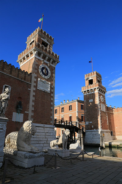Les lions de pierre et les tours de l'Arsenal