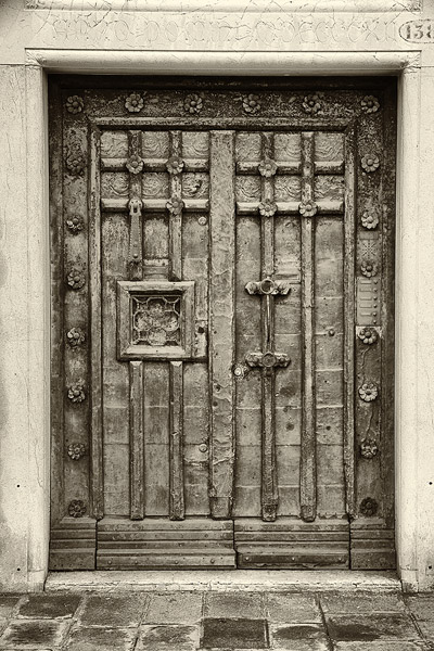 Une vieille porte dans les rues de Venise