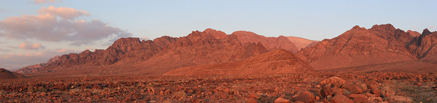 Coucher de soleil sur les montagnes depuis le campement