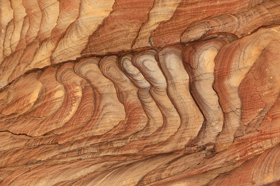 Les motifs sur la roche voquent des silhouettes encapuchonnes