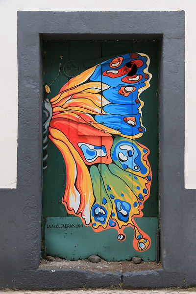 Porte peinte dans les rues de Machico