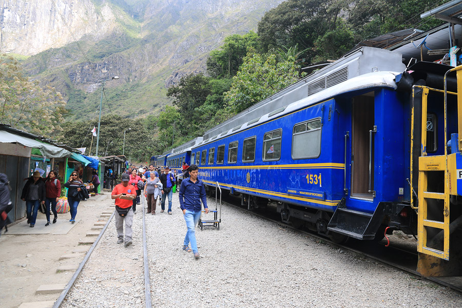 Le train bleu  la gare de la station hydrolectrique