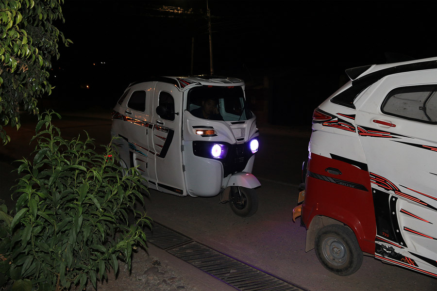 Les tuk-tuks nous attendent pour nous conduire au restaurant