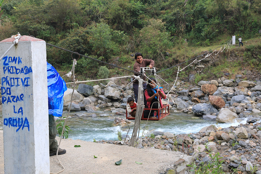 Pour traverser la rivire, la tyrolienne est le moyen le plus rapide !
