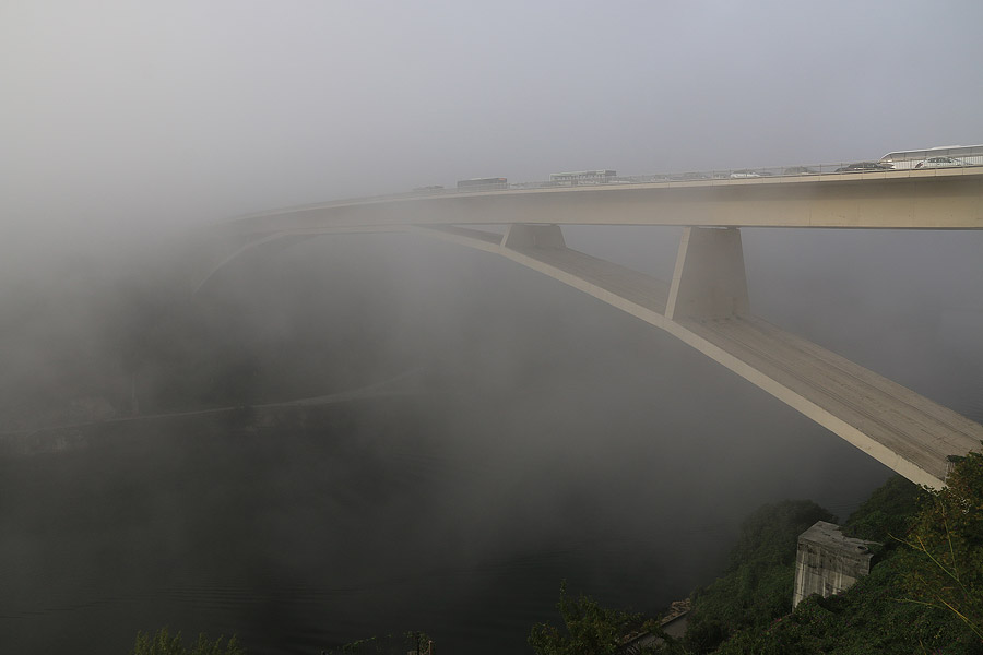 Ponte do Infante dans la brume