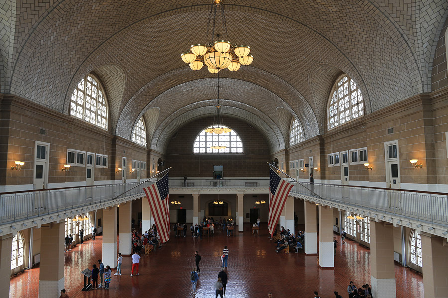 L'immense hall d'accueil des migrants  Ellis Island