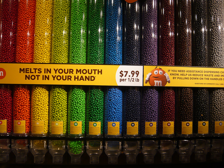 Colonnes de bonbons dans le grand magasin M&M's