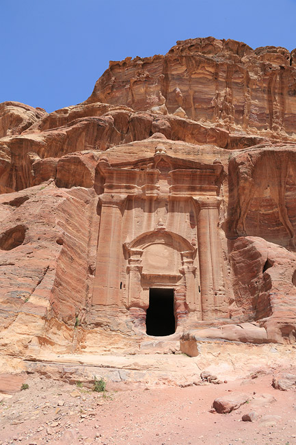 Tombeau le long du sentier al-Farasa