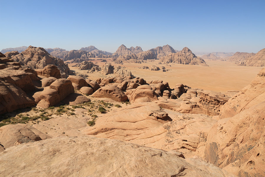 Le Wadi Rum se dvoile en montant vers l'arche de Burdah
