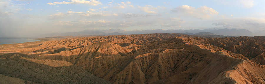 Coucher de soleil sur le canyon d'Ak Say et le lac Issyk Kul