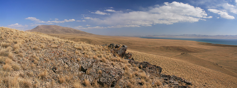 Panorama sur le lac Song Kul