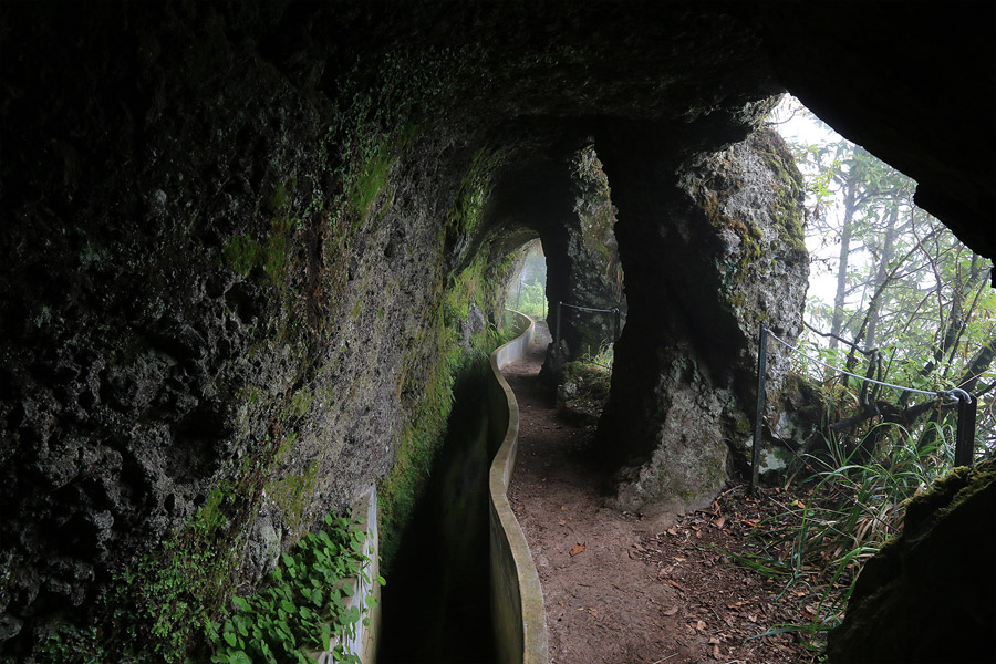 La levada se faufile sous un petit tunnel
