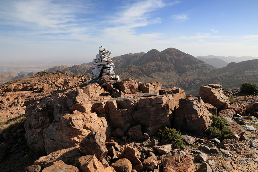Le cairn sommital offre une vue sur le djebel Lekst