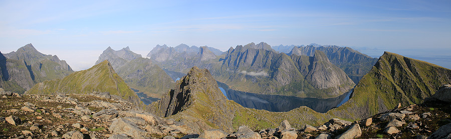 Vue sur les Lofoten depuis le sommet du Munken