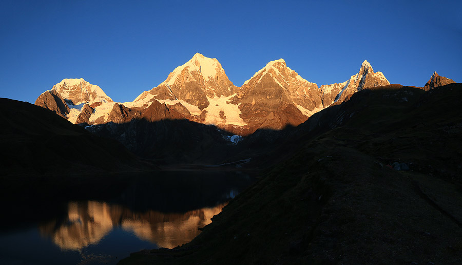Lever de soleil sur le Siula Grande et le Yerupaja