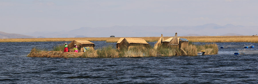 Les les Uros Titinos sur le lac Titicaca
